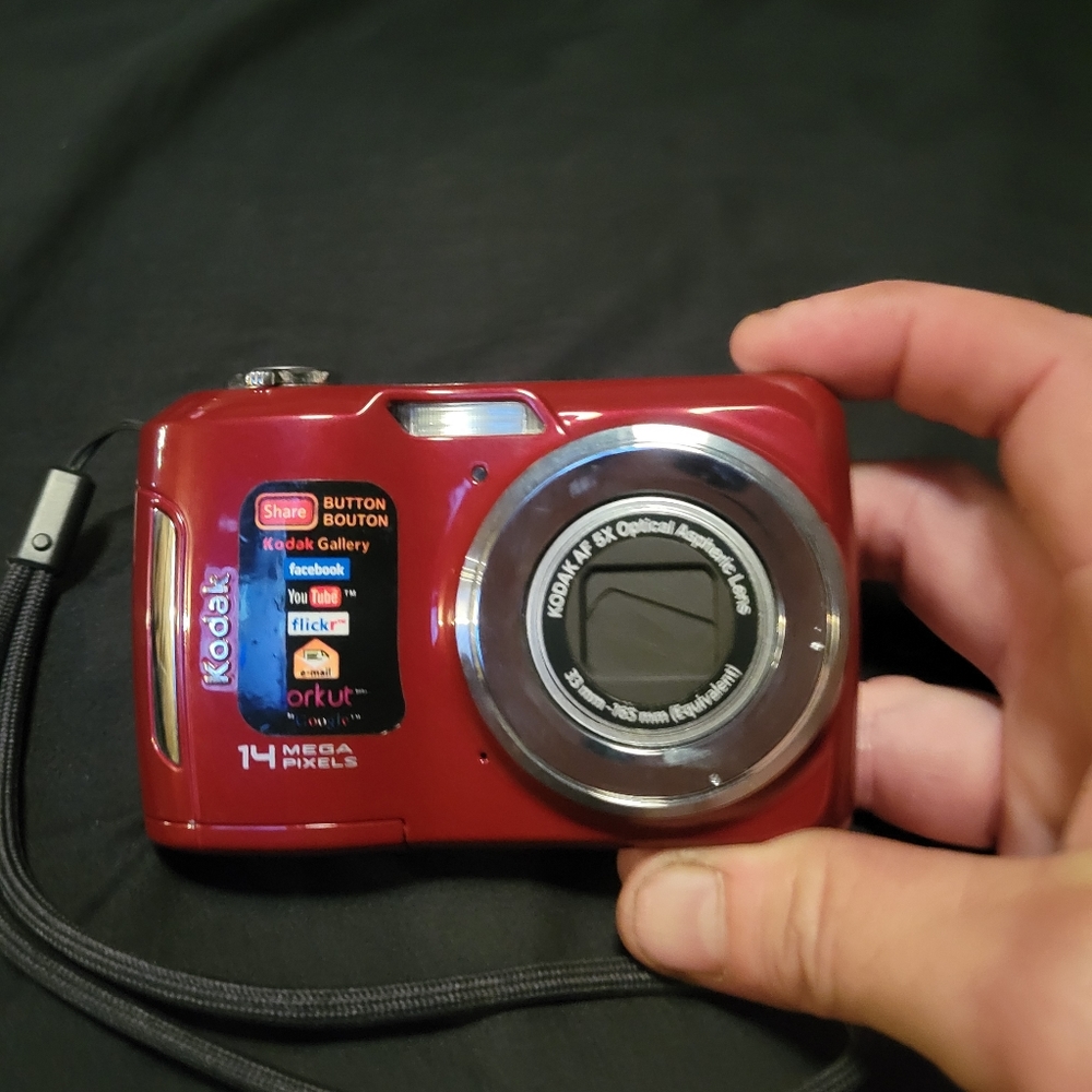 Kodak EasyShare C195 red 14mp digital camera